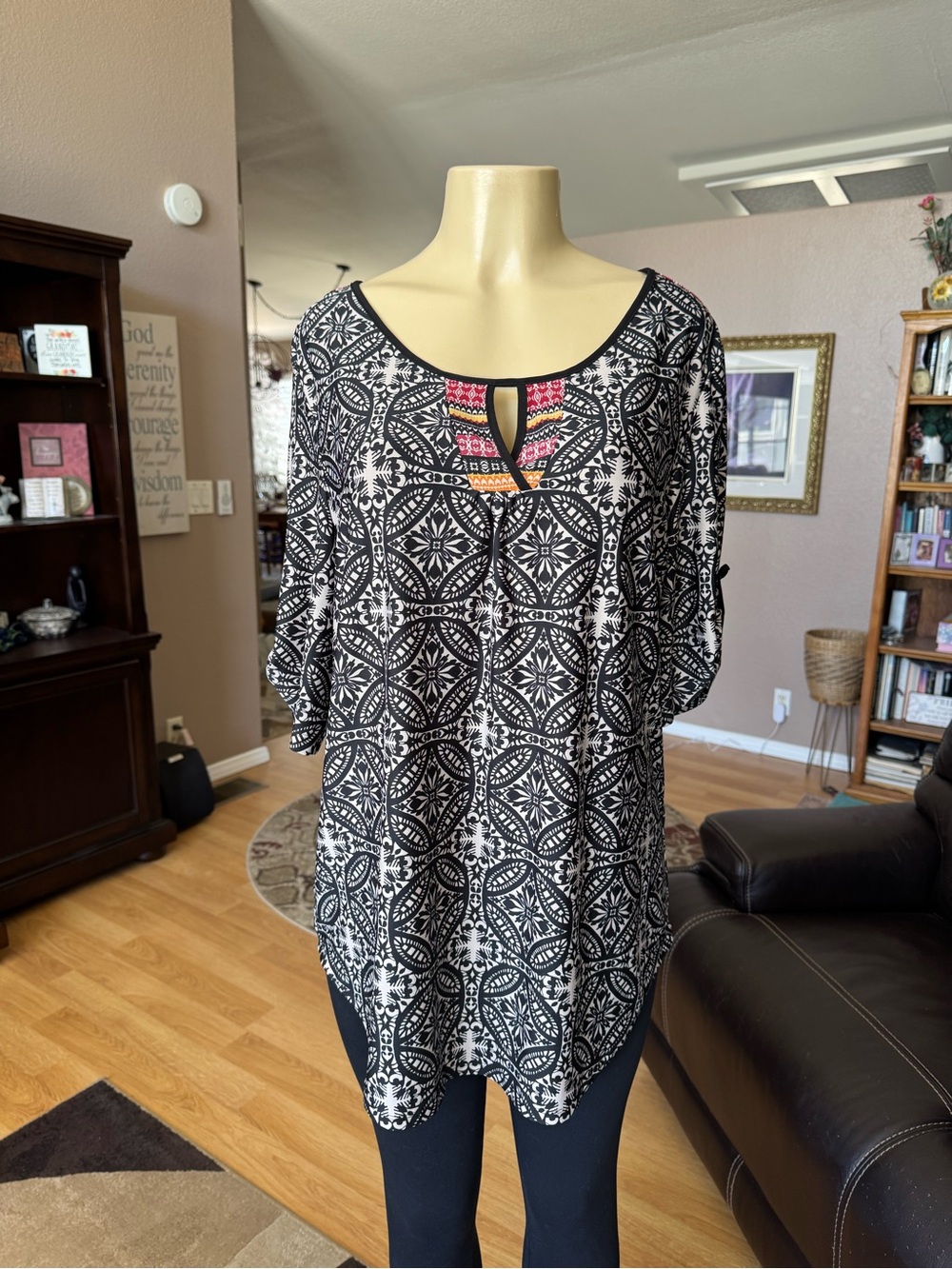 Perseption black & white geometric print short sleeve cutout tunic-size XL